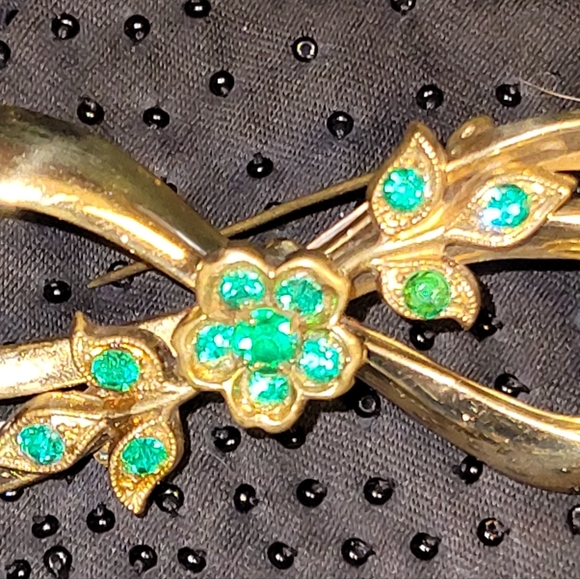 Coro Pegasus Gold Tone Ribbon Bow with Emerald Green Rhinestones - Picture 2 of 6